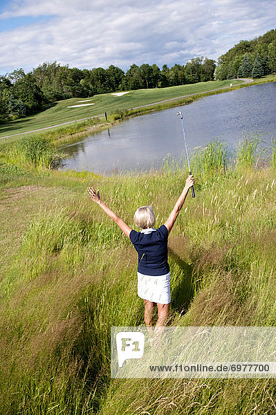 Frau  Rückansicht  groß  großes  großer  große  großen  Ansicht  Gras  Golfsport  Golf
