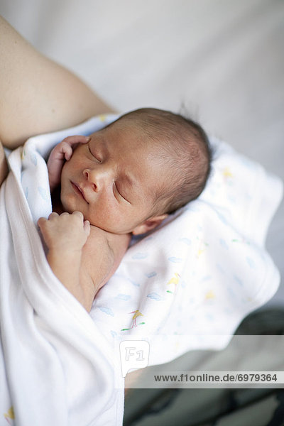 Neugeborenes  neugeboren  Neugeborene  Menschlicher Vater  halten  schlafen  Baby