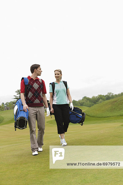 Paar Wandern am Golfplatz