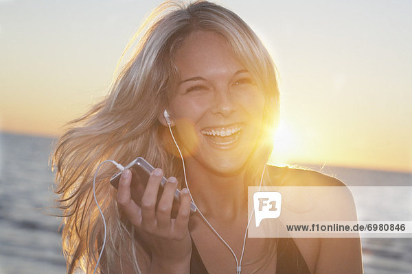 Frau  zuhören  Strand  Spiel  MP3-Player  MP3 Spieler  MP3 Player  MP3-Spieler