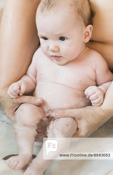 Baby in Badewanne mit Mutter