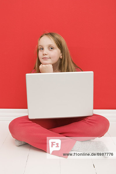 sitzend  benutzen  Portrait  Computer  Notebook  Boden  Fußboden  Fußböden  Mädchen