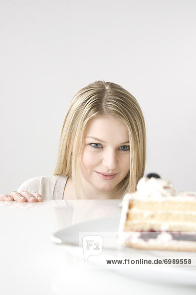 Frau  blicken  Kuchen  Stück