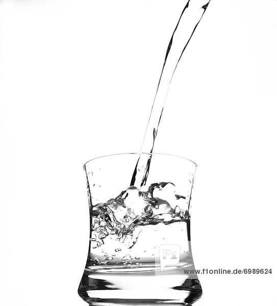 Ein Glas Wasser gießen