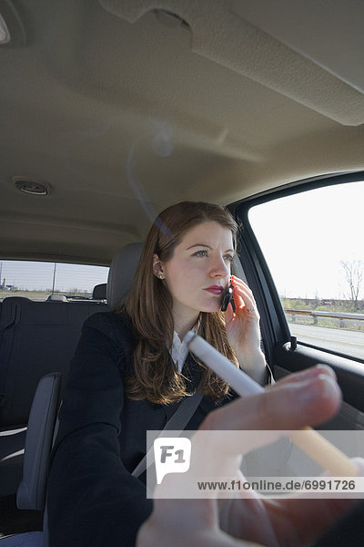Handy  rauchen  rauchend  raucht  qualm  qualmend  qualmt  sprechen  fahren  Zigarette