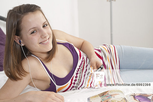 Jugendlicher  zuhören  Spiel  MP3-Player  MP3 Spieler  MP3 Player  MP3-Spieler  Baden-Württemberg  Mädchen  Deutschland