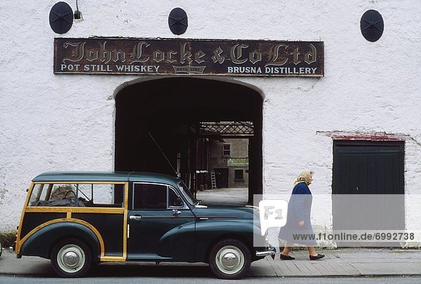 Frau  gehen  Auto  Retro  Destillerie  Jahrhundert  Irland