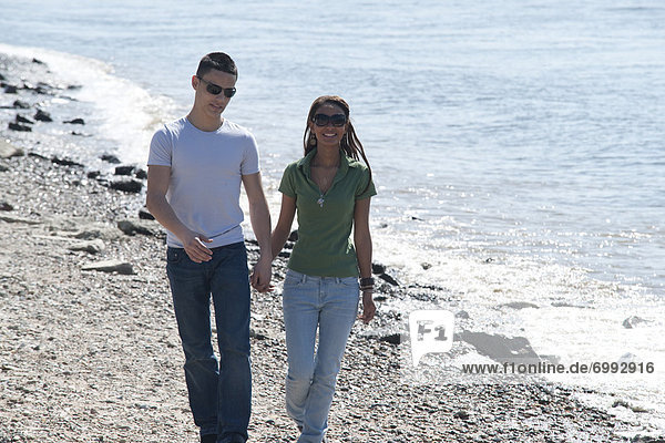 Paar Wandern am Strand