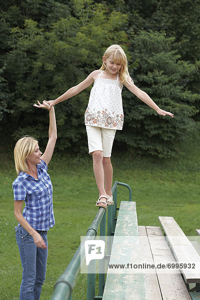 halten  balancieren  Geländer  Mädchen  Mutter - Mensch