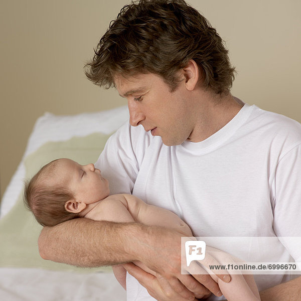 halten  Menschlicher Vater  schlafen  Baby