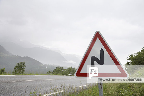 Frankreich  Straßenschild  Hautes-Alpes