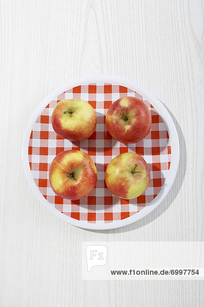 Äpfel auf Platte