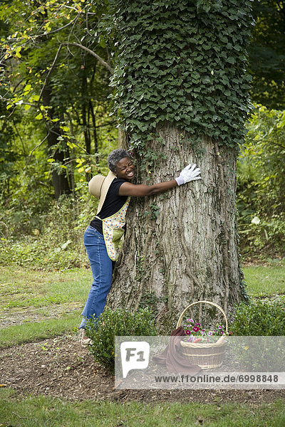 Frau umarmt Baum