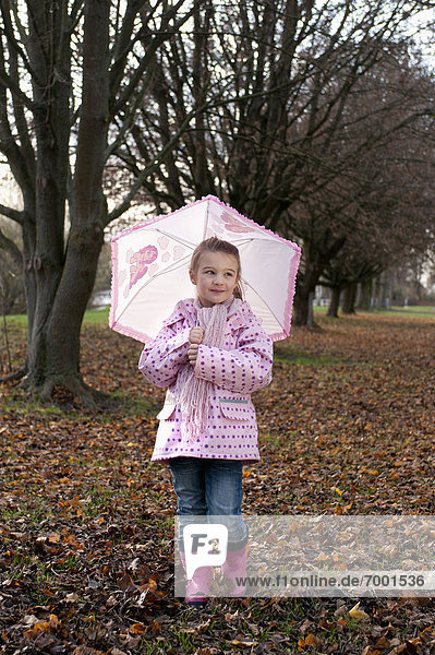 Außenaufnahme  Regenschirm  Schirm  Mädchen  freie Natur