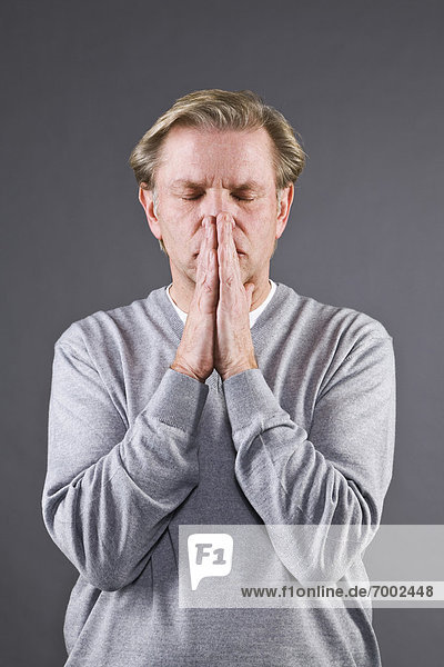 Portrait  Mann  Gebet