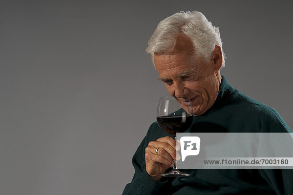 Mann Wein trinken