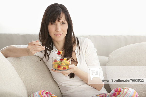 Portrait  Frau  Frucht  Salat  essen  essend  isst