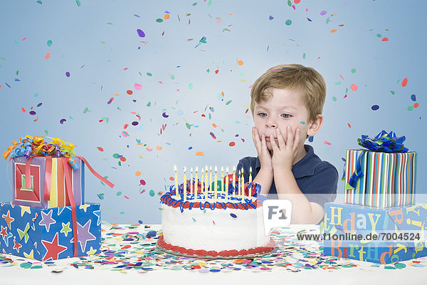 Geburtstagsgeschenk  Junge - Person  Produktion  Wunsch  Geburtstag  Kuchen  Kerze  jung  Kerzen ausblasen