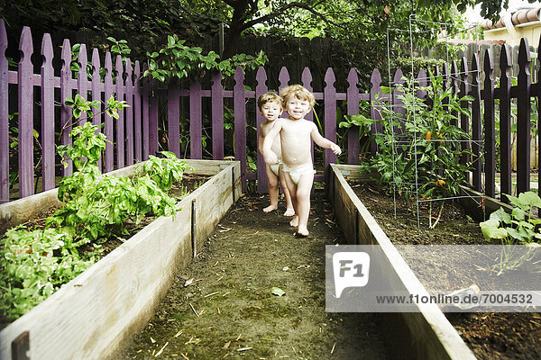 Junge - Person  Zwilling - Person  Garten  spielen