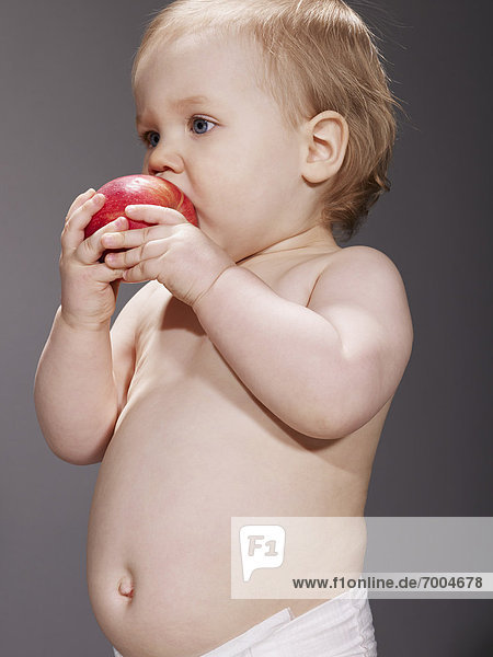 Apfel  essen  essend  isst  Mädchen  Baby