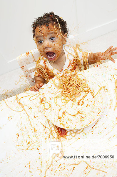 Junge - Person  Spaghetti  essen  essend  isst