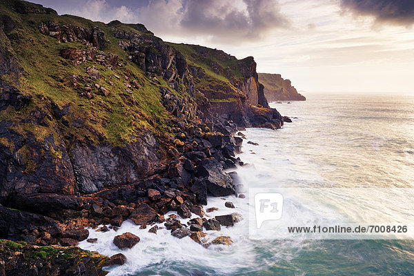 Felsen Steilküste Wasserwelle Welle Meer zerbrechen brechen bricht brechend zerbrechend zerbricht unterhalb Cornwall England