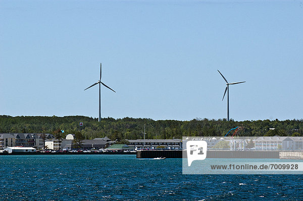 Windturbine  Windrad  Windräder  Ufer