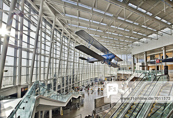 Innenaufnahme  Flughafen  modern
