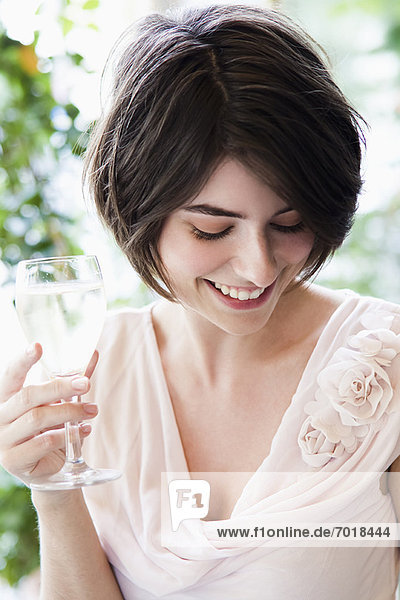 Frau bei einem Glas Wein im Freien