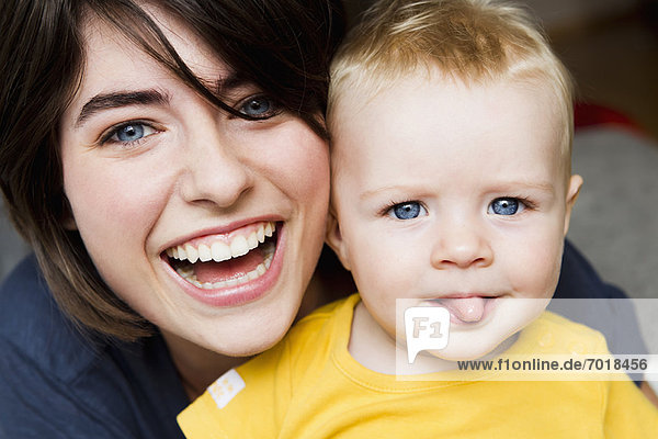 Mutter und Baby posieren gemeinsam