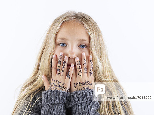 Mädchenbedeckung Gesicht mit Schriftzug auf den Händen