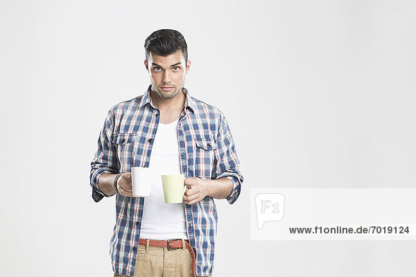 Mann mit Tassen Kaffee
