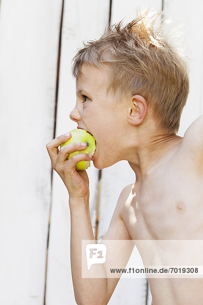 Nahaufnahme des Jungen beim Apfelessen