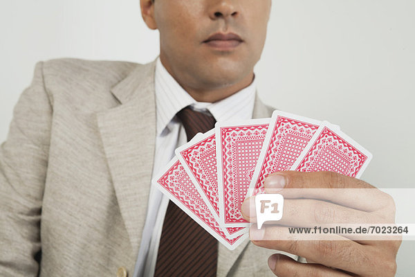 Mann spielt Kartenspiel  beschnitten