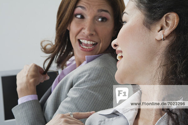 Weibliche Mitarbeiter chatten im Büro