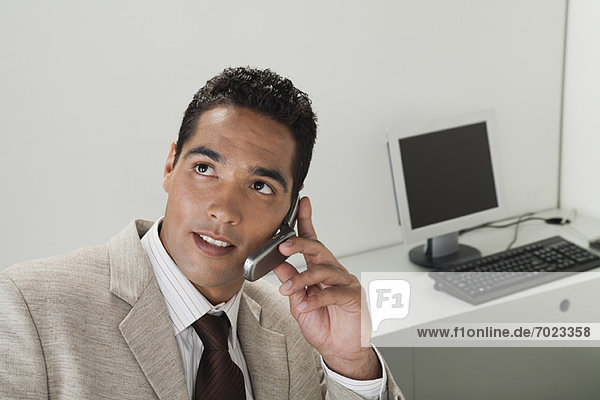 Geschäftsmann mit Handy im Büro