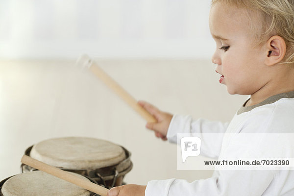 Baby Junge spielt Schlagzeug  Seitenansicht