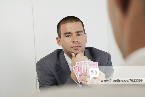 Männer spielen Karten