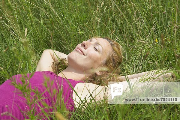 Frau  schlafen  groß  großes  großer  große  großen  Gras