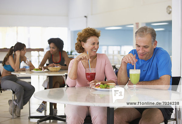 Gesundheit  reifer Erwachsene  reife Erwachsene  Cafe  essen  essend  isst  Verein