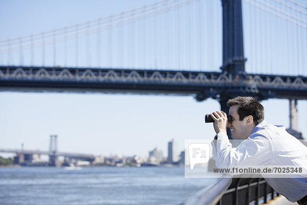 Vereinigte Staaten von Amerika USA nahe benutzen Mann New York City Brücke Fernglas Brooklyn