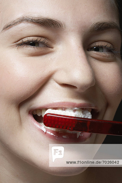 Woman brushing teeth  close-up