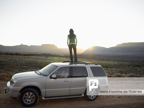 Vereinigte Staaten von Amerika  USA  Dach  Rückansicht  stehend  Frau  Auto  Moab  Utah
