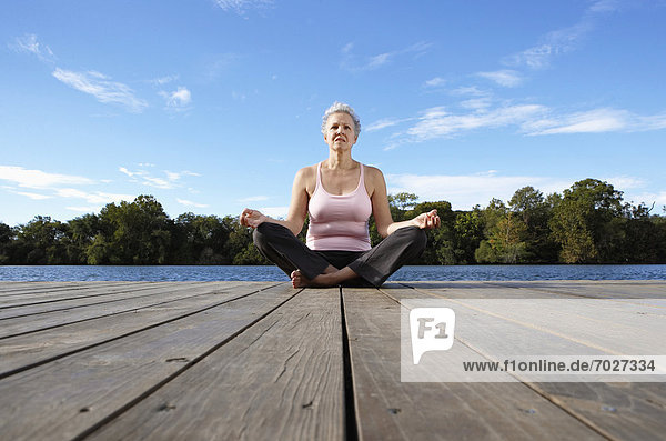 niedrig Frau Meditation reifer Erwachsene reife Erwachsene Ansicht Flachwinkelansicht 02 Position Winkel