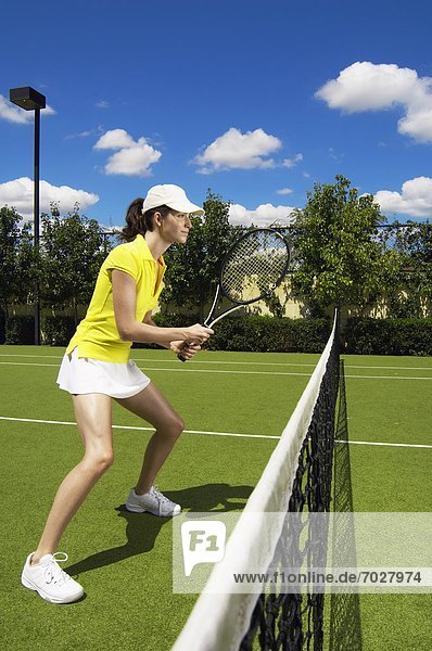 Junge Frau Tennisspielen