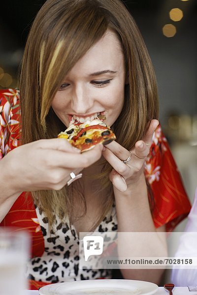 Frau  Scheibe  jung  Pizza  essen  essend  isst