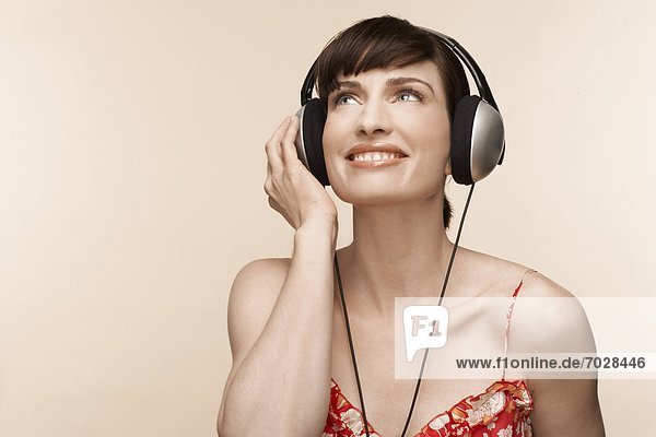 Frau  zuhören  Kopfhörer  Mittelpunkt  Erwachsener