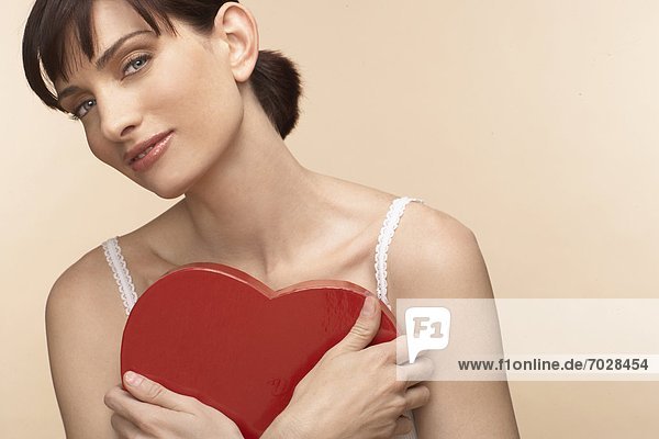 Frau  halten  Schokolade  Mittelpunkt  Form  Formen  herzförmig  Herz  Erwachsener