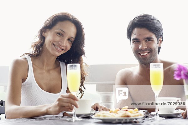 Junges Paar beim Frühstück