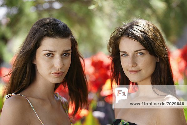 Portrait zweier junger Frauen mit Apfel